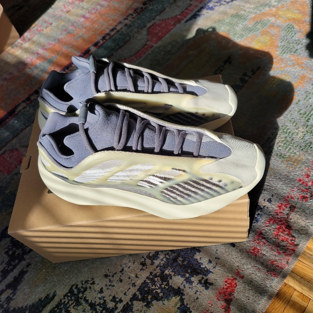 Yeezy 700 v.3 Fade Salt Size 11